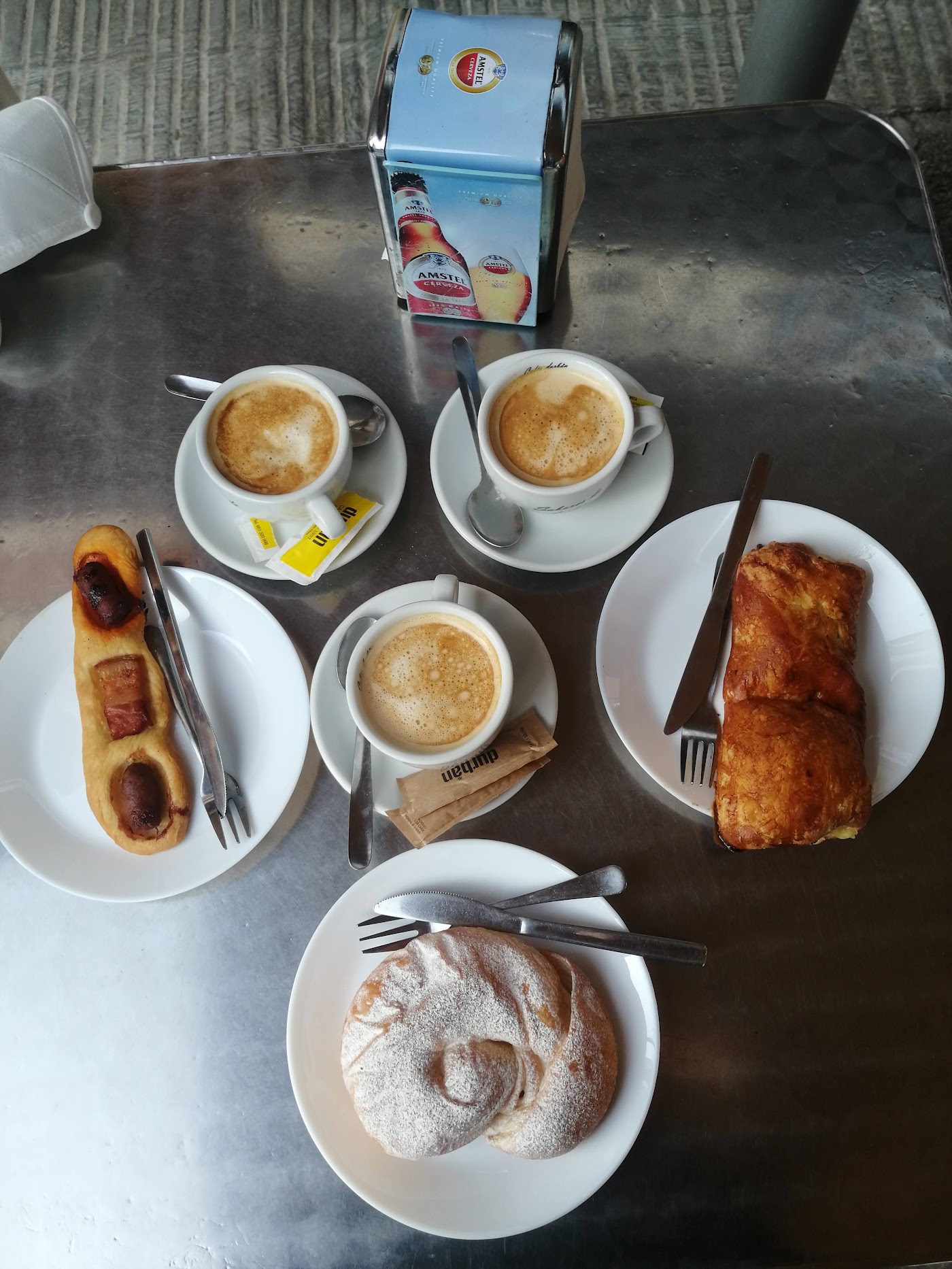 Cafés y dulces sobre la mesa
